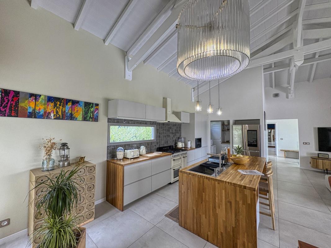 19.Location villa piscine Gosier Guadeloupe_Salon Cuisine